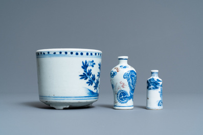 A pair of Chinese blue and white dishes, a brush pot and two snuff bottles, 18/19th C.