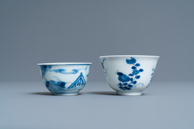 Deux tasses, un kendi, un vase couvert et une bo&icirc;te &agrave; th&eacute; en porcelaine de Chine en bleu et blanc et de style Imari, Wanli et Kangxi