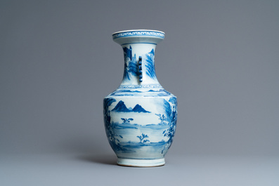 Un vase en porcelaine de Chine en bleu et blanc &agrave; d&eacute;cor de guerriers, 19&egrave;me