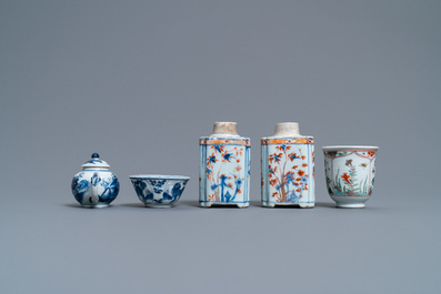 Une collection d'objets &agrave; th&eacute; en porcelaine de Chine en bleu et blanc, famille rose, verte et de style Imari, Kangxi/Qianlong