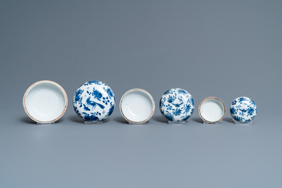 Huit plats, un sous-plat et trois bo&icirc;tes couvertes en porcelaine de Chine en bleu et blanc, Yongzheng et apr&egrave;s