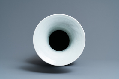 Un vase en porcelaine de Chine en bleu et blanc &agrave; d&eacute;cor d'un dragon, 19&egrave;me