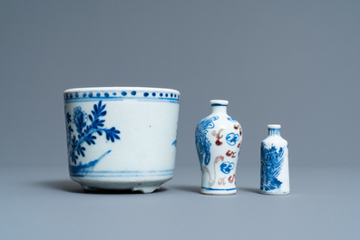 Une paire de plats, un pot &agrave; pinceaux et deux tabati&egrave;res en porcelaine de Chine en bleu et blanc, 18/19&egrave;me