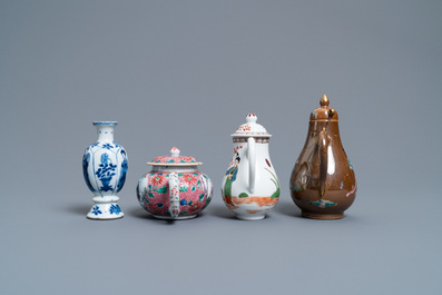 Twee Chinese famille rose kannen, een theepot en een blauw-wit vaasje, Kangxi en later