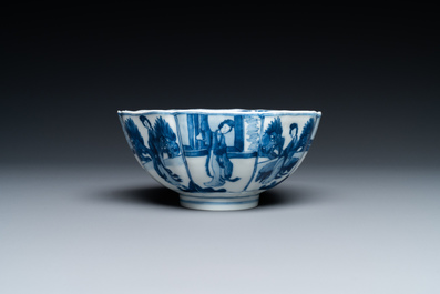 Un bol en porcelaine de Chine en bleu et blanc &agrave; d&eacute;cor de 'longues dames', marque de Chenghua, Kangxi