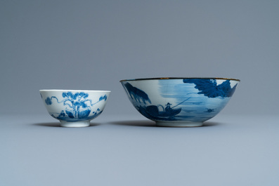 Trois assiettes et deux bols en porcelaine de Chine 'Bleu de Hue' pour le Vietnam, 19&egrave;me