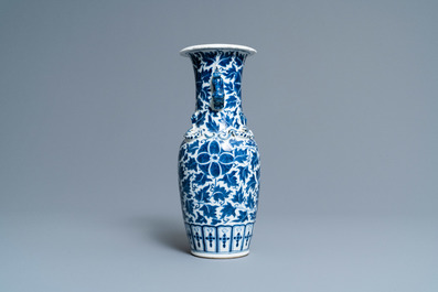 Dix vases en porcelaine en bleu et blanc, famille rose et de style Imari, la plupart Chine, Kangxi et apr&egrave;s