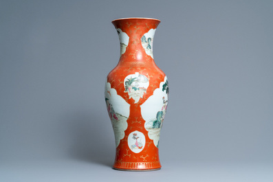 Un vase en porcelaine de Chine famille rose &agrave; fond rouge de corail, marque de Qianlong, R&eacute;publique