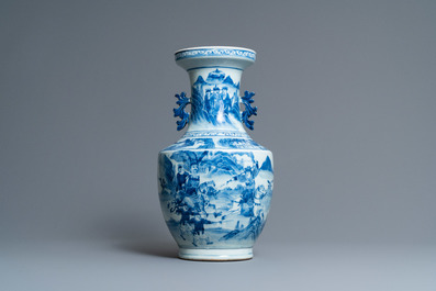 Un vase en porcelaine de Chine en bleu et blanc &agrave; d&eacute;cor de guerriers, 19&egrave;me