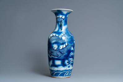 Un vase en porcelaine de Chine en bleu et blanc &agrave; d&eacute;cor d'un dragon, 19&egrave;me