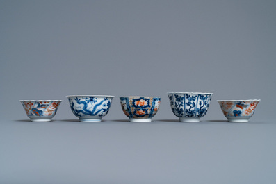Vijf diverse Chinese koppen en schotels en een bord, Kangxi/Qianlong