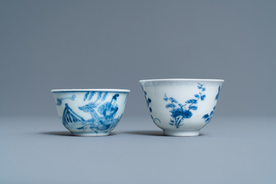 Twee Chinese blauw-witte koppen, een dekselvaas, een kendi en een Imari-stijl theebus, Wanli en Kangxi