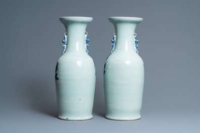 Une paire de vases en porcelaine de Chine &agrave; d&eacute;cor de faisans en bleu et blanc sur fond c&eacute;ladon, 19&egrave;me