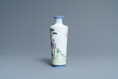 Un vase de forme rouleau en porcelaine de Chine famille rose, marque de Qianlong, R&eacute;publique