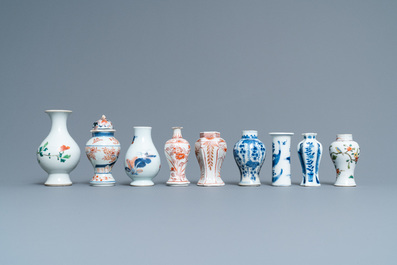 Tien overwegend Chinese blauw-witte, famille rose en Imari-stijl vaasjes, Kangxi en later