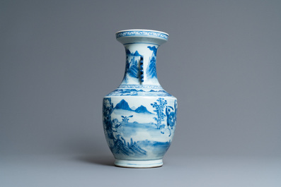 Un vase en porcelaine de Chine en bleu et blanc &agrave; d&eacute;cor de guerriers, 19&egrave;me