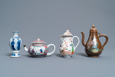 Deux verseuses et une th&eacute;i&egrave;re en porcelaine de Chine famille rose et un petit vase en bleu et blanc, Kangxi et apr&egrave;s