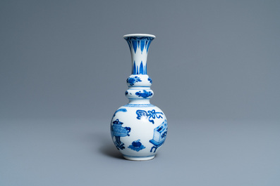 Een Chinese blauw-witte kalebasvaas met antiquiteiten, Kangxi