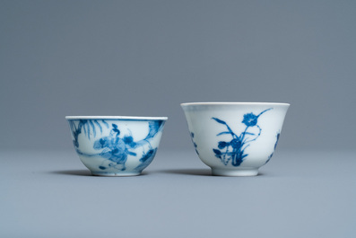 Deux tasses, un kendi, un vase couvert et une bo&icirc;te &agrave; th&eacute; en porcelaine de Chine en bleu et blanc et de style Imari, Wanli et Kangxi