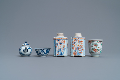 Een collectie Chinees blauw-wit, famille rose, verte en Imari-stijl theegoed, Kangxi/Qianlong