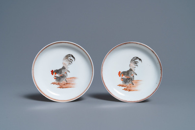 Une paire de tasses et soucoupes en porcelaine de Chine &agrave; d&eacute;cor de coqs et poules en grisaille et rouge de fer, Yongzheng