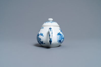 Une th&eacute;i&egrave;re en porcelaine de Chine en bleu et blanc &agrave; d&eacute;cor d'antiquit&eacute;s, marque de Jiajing, Kangxi
