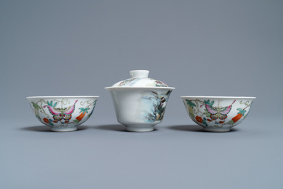Un bol couvert en porcelaine de Chine famille rose et deux bols &agrave; d&eacute;cor de papillons, marque de Jingdezhen, R&eacute;publique