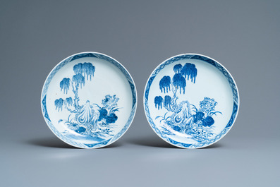 A pair of Chinese blue and white dishes, a brush pot and two snuff bottles, 18/19th C.