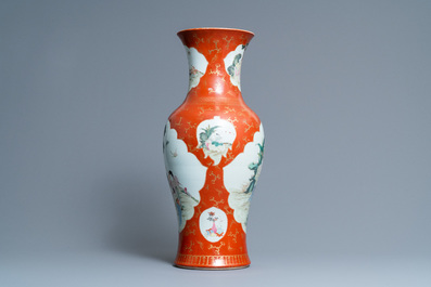 Un vase en porcelaine de Chine famille rose &agrave; fond rouge de corail, marque de Qianlong, R&eacute;publique