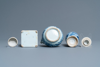 Deux tasses, un kendi, un vase couvert et une bo&icirc;te &agrave; th&eacute; en porcelaine de Chine en bleu et blanc et de style Imari, Wanli et Kangxi