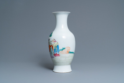 Un vase en porcelaine de Chine famille rose, marque de Qianlong, R&eacute;publique