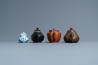 Vier Chinese theepotten in Yixing steengoed, blauw-wit en monochroom zwart porselein, Kangxi en later