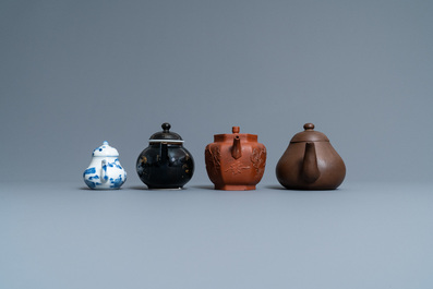 Quatre th&eacute;i&egrave;res en gr&egrave;s de Yixing et porcelaine de Chine en bleu et blanc et noire monochrome, Kangxi et apr&egrave;s