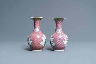 Une paire de vases de forme bouteille en porcelaine de Chine famille rose, 19/20&egrave;me