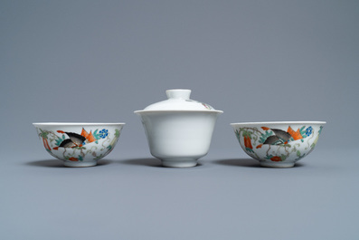 Un bol couvert en porcelaine de Chine famille rose et deux bols &agrave; d&eacute;cor de papillons, marque de Jingdezhen, R&eacute;publique