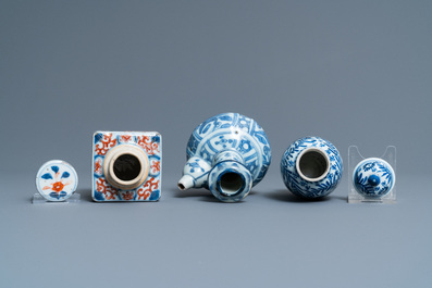 Deux tasses, un kendi, un vase couvert et une bo&icirc;te &agrave; th&eacute; en porcelaine de Chine en bleu et blanc et de style Imari, Wanli et Kangxi