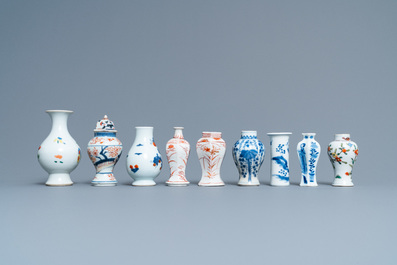 Dix vases en porcelaine en bleu et blanc, famille rose et de style Imari, la plupart Chine, Kangxi et apr&egrave;s