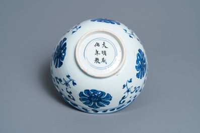 Een diverse collectie Chinees porselein, Ming en Qing