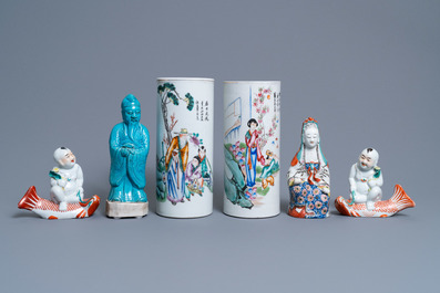 Twee Chinese famille rose hoedensteunen en vier diverse figuren, 19/20e eeuw