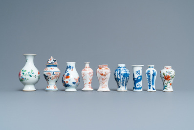 Tien overwegend Chinese blauw-witte, famille rose en Imari-stijl vaasjes, Kangxi en later