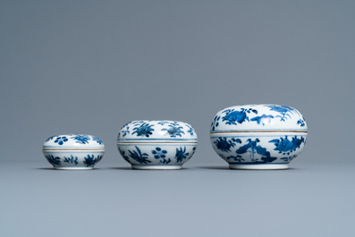 Acht Chinese blauw-witte schotels, een schaal en drie dekseldoosjes, Yongzheng en later