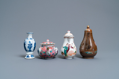Deux verseuses et une th&eacute;i&egrave;re en porcelaine de Chine famille rose et un petit vase en bleu et blanc, Kangxi et apr&egrave;s