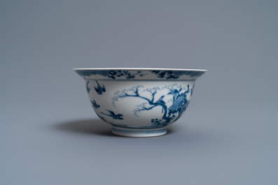 Un bol en porcelaine de Chine en bleu et blanc &agrave; d&eacute;cor de douze pies, marque de Chenghua, Kangxi