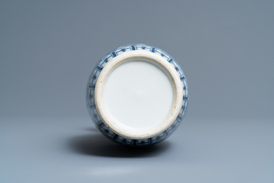 Tien overwegend Chinese blauw-witte, famille rose en Imari-stijl vaasjes, Kangxi en later