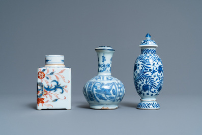 Twee Chinese blauw-witte koppen, een dekselvaas, een kendi en een Imari-stijl theebus, Wanli en Kangxi