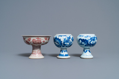 Een paar Chinese blauw-witte 'draken' stem cups en een koperrode, 19/20e eeuw