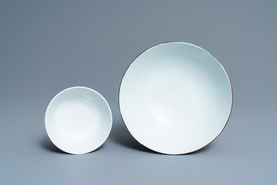 Three Chinese blue and white 'Bleu de Hue' plates and two bowls for the Vietnamese market, 19th C.