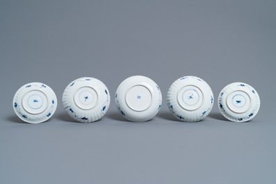 Huit tasses et cinq soucoupes en porcelaine de Chine en bleu et blanc, Kangxi