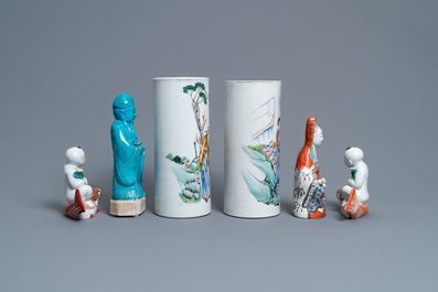 Two Chinese famille rose hat stands and four various figures, 19/20th C.