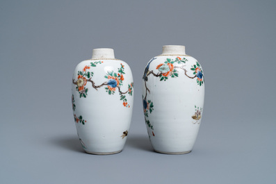 Une paire de vases en porcelaine de Chine famille verte, Kangxi